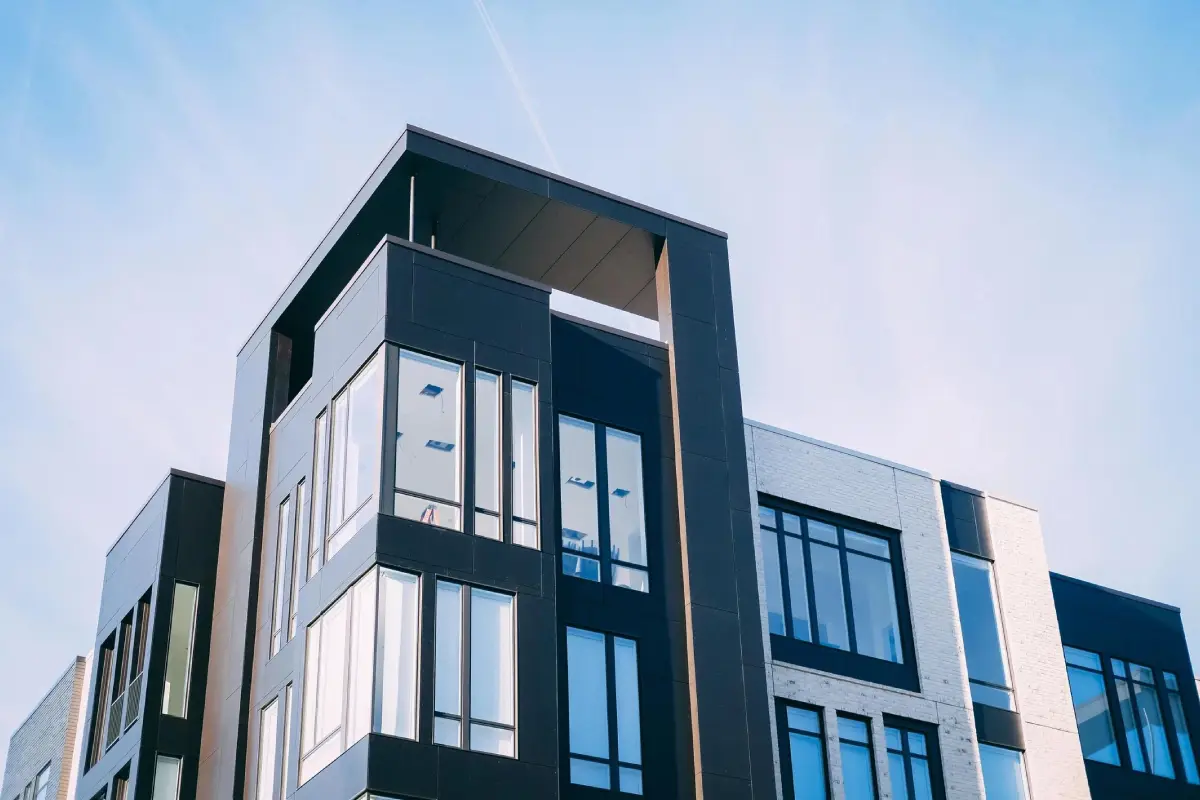 A building with many windows and doors on top of it.